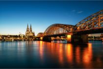 Abendfahrt mit dem Schiff in Köln (Symbolbild). • © Peter Herrmann auf unsplash.com