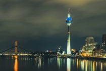 Abendfahrt mit dem Schiff in Düsseldorf (Symbolbild). • © pixabay.com