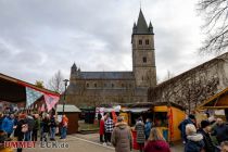 Rund um die Pfarrkirche St. Nikolaus findet der Adventsmarkt statt (Bild von 2022). • © ummet-eck.de