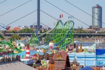 Alpina Bahn (Bruch) - Achterbahn auf der Kirmes - Knappe 90 Meter Frontseite hat die Alpina Bahn, die vom Betreiber Oscar Bruch als größte und längste transportable Achterbahn ohne Loopings bezeichnet wird. • © ummeteck.de - Christian Schön