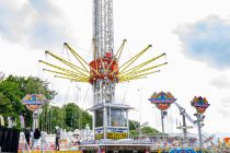 Around the World XXL (van der Beek) - Riesenkettenflieger auf der Kirmes - Seit 2017 gibt es das Around the World XXL vom niederländischen Schaustellerbetrieb Van der Beek. Davor war es eine Saison unter dem Namen Condor unterwegs bei Maier (Schweiz) unterwegs.  • © ummeteck.de - Christian Schön