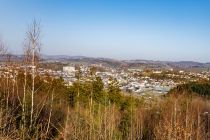 Aussicht auf Attendorn - Diesen Blick hast Du vom Aussichtspunkt in der Nähe von der Burg Schnellenberg. • © ummeteck.de - Christian Schön