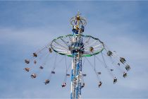 Bayern Tower (Kaiser) - Kettenflieger auf der Kirmes - Der Bayern Tower wurde 2019 gebaut. • © ummeteck.de - Christian Schön