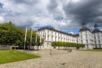 Das Schloss Bensberg liegt im Ortsteil Bensberg von Bergisch Gladbach.

Das herrschaftliche Gebäude stammt aus dem 18. Jahrhundert und diente lange Zeit als Jagdschloss. Selbst dem Ausnahme-Dichter Johann Wolfgang von Goethe war das Schloss bekannt (ob er dort gejagt oder auch gedichtet hat... wer weiß).  • © ummeteck.de - Christian Schön