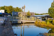 Eine malerische Brücke am Hafengebäude. • © ummeteck.de - Christian Schön