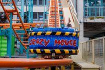 Crazy Mouse (Janßen) - Achterbahn auf der Kirmes - Die Gondeln drehen sich während der Fahrt um 360° - aber nur, wenn Du das möchtest.  • © ummeteck.de - Christian Schön