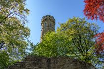 Der Vincketurm steht in Dortmund-Syburg, von viel Wald und Grün umgeben oberhalb der Ruhr. Der 26 Meter hohe und achteckige Aussichtsturm stammt aus dem Jahr 1857. • © ummeteck.de - Christian Schön