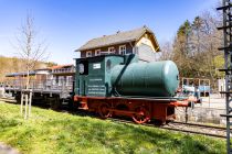 Lok am Bahnhof Hützemert - Vor dem Alten Bahnhof steht eine alte Lok und Anhänger - authentisch an die alten Zeiten erinnernd. • © ummeteck.de - Christian Schön