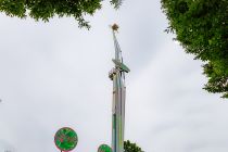 Derzeit wird das Fahrgeschäft Extrem vom Schaustellerbetrieb Deinert betrieben. Das im Jahr 2005 gebaute Karussell war zuvor unter anderem im Freizeitpark in Geiselwind zu finden.  • © ummeteck.de - Christian Schön