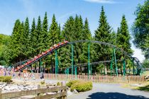 Marienkäferbahn - Fort Fun Abenteuerland in Bestwig - Das da, das ist das Wäldchen, durch das die Marienkäferbahn im Fort Fun fährt.  • © ummeteck.de - Silke Schön