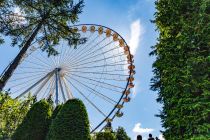 Offene Gondeln am Riesenrad im Fort Fun - Sechs Personen kann eine der 36 offenen Gondeln mitnehmen. Hersteller des Riesenrades ist die Firma Bussink.  • © ummeteck.de - Silke Schön