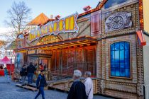 Glasfabrik (Moser) - Laufgeschäft auf der Kirmes - Erschwert wird die Suche durch reichlich Nebel- und Lichteffekte. Hier haben wir die Glasfabrik auf der [e:12106::Soester Allerheiligenkirmes 2022:] aufgenommen. • © ummeteck.de - Christian Schön