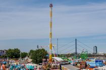 Hangover The Tower (Schneider) - Freefalltower auf der Kirmes - 85 Meter ist das Fahrgeschäft Hangover The Tower des Schaustellers Schneider aus München hoch. Und nahezu so tief geht es dann auch ungebremst nach unten.  • © ummeteck.de - Christian Schön