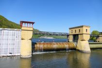 Das Wehr am Laufwasserkraftwerk Hengstey. ES besteht aus vier walzenförmigen Verschlüssen. Mit dem Wehr kann der Wasserstand bei Hochwasser reguliert werden. Das Wehr ist der südliche Abschluss des Stausees. • © ummeteck.de - Christian Schön