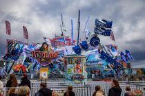 Jetlag (Weber) - Fahrgeschäft auf der Kirmes - Jetlag ist sicherlich eins der krassesten Hoch-/Rundfahrgeschäfte überhaupt. In suspended Gondeln, also mit frei hängenden Beinen, wird man nur so durch die Luft gewirbelt. • © ummeteck.de - Christian Schön