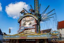 Das Karussell wurde im Jahr 2017 auf der Dippemess in Frankfurt eingeweiht und stammt wie alle dieser Großanlagen vom australischen Hersteller Funtime. Betrieben wird das Karussell von Alexander Goetzke aus München.  • © ummeteck.de - Christian Schön