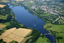 Der Kemnader See ist der neueste der Stauseen des [:101075::Ruhrverbandes:]. Eingestaut wurde der See erst im Jahr 1979 mit einem Volumen von 3,0 Mio Kubikmeter. Die Länge des Sees beträgt drei Kilometer, er ist im Mittel 420 Meter breit und 2,40 Meter tief.  • © Ruhrverband