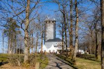 Die Hohe Bracht ist ein Aussichtsturm in Lennestadt. Genau genommen ist die Hohe Bracht der Berg, auf dem der Turm steht.  • © ummeteck.de - Silke Schön