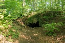 Die Zwergenhöhle -auch Zwergenloch genannt- befindet sich in Scheel, das ist ein Ortsteil von Lindlar im Oberbergischen Kreis.  • © ummeteck.de - Silke Schön