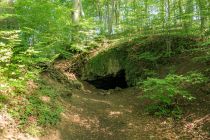 Unscheinbar - Die Zwergenhöhle -auch Zwergenloch genannt- befindet sich in Scheel, das ist ein Ortsteil von Lindlar im Oberbergischen Kreis.  • © ummeteck.de - Silke Schön