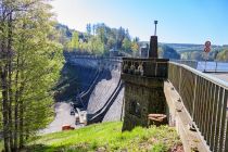 Die Talsperre ging 1904 in Betrieb. Die Kronenlänge der Staumauer beträgt 166 Meter bei einem Krümmungsradius von 120 Metern. • © ummeteck.de - Silke Schön