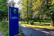 Hereinspaziert in den Volkspark - An den Eingängen informieren Dich blaue Schilder über den Volkspark in Meinerzhagen. • © ummeteck.de - Silke Schön