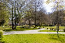 Es gibt einige Parkgelegenheiten beim Kurpark in Morsbach. Er ist 2019 zur heutigen Form umgestaltet worden. • © ummeteck.de - Silke Schön