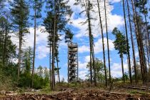 Der Aussichtsturm Auf dem Lindchen in Nümbrecht liegt auf einer Seehöhe von 341 Metern. • © ummeteck.de - Silke Schön