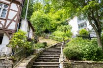 Der Weg hinauf führt über sanierungsbedürftige Treppenstufen vorbei an verfallenen Häusern und einer Kunstgalerie. • © ummeteck.de - Silke Schön