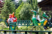 Bilder Drachenbahn Panorama Park - Wer sich sportlich betätigt und kräftig in die Pedale tritt, der kann die Bahn doch erheblich beschleunigen. • © ummeteck.de - Christian Schön