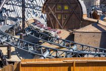 Schienen von Taron - Zwei davon sind im Hochbetrieb auf der Strecke, die anderen beiden stehen in der Station zum Ein- und Aussteigen.  • © ummeteck.de - Christian Schön