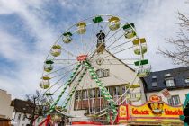 Endlich mal mit etwas blau im Hintergrund. :-) Hier steht das Riesenrad auf dem [e:12648::Frühlingsmarkt 2023 in Attendorn:] vor dem Rathaus. • © ummet-eck.de - Silke Schön
