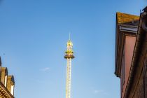 Wie der Name schon andeutet, handelt es sich um einen Freifallturm, der auf Kirmesveranstaltungen eingesetzt wird. Er fällt wirklich überall auf, denn der SkyFall ist mit einer Höhe von 80 Metern nicht zu übersehen.  • © ummeteck.de - Christian Schön