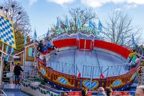 Super Hupferl (Scheidacher) - Fahrgeschäft auf der Kirmes - Der Super Hupferl ist ein Fahrgeschäft des Schaustellerbetriebes von Robert Scheidacher aus Essenbach. • © ummeteck.de - Christian Schön