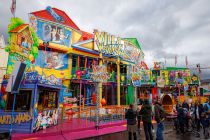 Villa Wahnsinn (von Olnhausen) - Kirmes - Laufgeschäft - Die Villa Wahnsinn des Schaustellers Markus von Olnhausen aus Düsseldorf ist ein Laufgeschäft, in dem ordentlich für Spaß gesorgt wird. Hier auf dem Herbstsend 2022 in Münster. • © ummeteck.de - Christian Schön