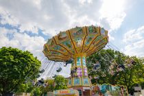 Wendlers Kettenflieger - Bilder 2023 - Hier haben wir den Kettenflieger auf der [e:12538::Sprödentalkirmes im Frühjahr 2023:] in Krefeld gesehen. • © ummet-eck.de - Schön