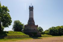 Der 35 Meter hohe Aussichtsturm ist umgeben von Wald und Grünanlagen. • © ummeteck.de - Christian Schön