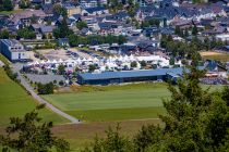 Blick auf den Parkplatz der Ettelsberg-Seilbahn, auf dem zu diesem Zeitpunkt das Bike Festival 2023 stattfand. • © ummet-eck.de - Schön