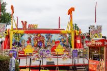 X-Force (Klinge) - Fahrgeschäft auf der Kirmes - Das ganze dreht sich natürlich auch in einer vertikalen Achse über das gesamte Fahrgeschäft.  • © ummeteck.de - Christian Schön