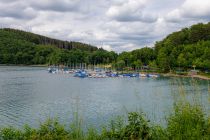 Waldenburger Bucht Biggesee - Die Anlagen des Yacht- und Ruder-Clubs Attendorn e.V. in der Waldenburger Bucht am Biggesee. • © ummeteck.de - Silke Schön