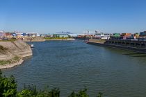 Vor allem im Bereich der Container hat der Duisburger Hafen mittlerweile mit einem Jahresumschlag von 4,2 Mio TEU die Nase vorn.  • © ummeteck.de - Christian Schön