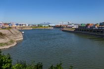 Duisburger Hafen - Duispoirt - Duisburg - Bilder - Vor allem im Bereich der Container hat der Duisburger Hafen mittlerweile mit einem Jahresumschlag von 4,2 Mio TEU die Nase vorn.  • © ummeteck.de - Christian Schön