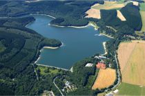 Die Hennetalsperre liegt im Gebiet von Meschede im Hochsauerlandkreis. 
Da die Freizeitmöglichkeiten unter dem Sammelbegriff Hennesee verbreitet werden, nutzen auch wir das Wort Hennesee.  • © Ruhrverband