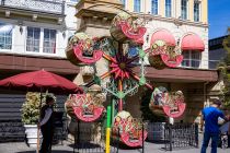 Phantasievolle Fahrgeschäfte - Neben dem Pferdekarussell findest Du noch dieses niedliche Fahrgeschäft namens "Bolles Riesenrad". • © ummeteck.de - Christian Schön