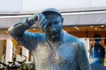 Die Skulptur des Hammerschmiedes stammt von Waldemar Wien. Sie steht in der Fußgängerzone in Plettenberg. Von den Einheimischen bekam er den Namen <i>Otto Maloche</i> - denn ein bisschen geschafft sieht er nach der Maloche (der harten Arbeit) schon aus. • © ummeteck.de - Silke Schön