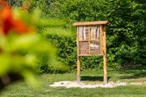 Das Insektenhotel erfreut Bienen & Co. • © ummeteck.de - Silke Schön