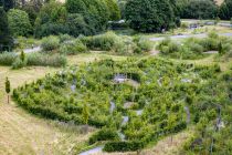 Der Heckengarten wächst zur Zeit, wird aber voll ausgewachsen zu einem kleinen Irrgarten. Das Ziel ist ein kleiner Aussichtsturm in der Mitte. • © ummeteck.de - Silke Schön