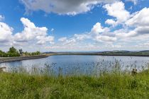 Speichersee Ettelsberg - Nett anzusehen ist der Speichersee am Ettelsberg, der im Winter für die Beschneiung des Skigebietes gebraucht wird. Baden ist dort übrigens verboten, um Schäden zu vermeiden - interessiert aber nicht alle Gäste.  • © ummeteck.de - Christian Schön