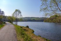 Biggesee Vorbecken Olpe - Das Vorbecken des Biggesees in Olpe ist wunderbar für eine Spazierrunde von ungefähr 45 - 60 Minuten. • © ummeteck.de - Christian Schön