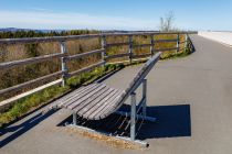 Pumpspeicher-Kraftwerk Finnentrop Rundweg - Die schöne Aussicht kann man auf einer dieser Bänk genießen. • © ummeteck.de - Silke Schön